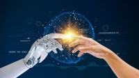 Roboterhand und Menschenhand berühren sich