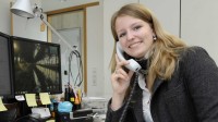 Eine Kauffrau für IT-Systemmanagement berät eine Kundin über digitale Trainings.