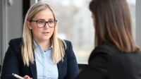 Eine Personaldienstleistungskauffrau führt ein Vorstellungsgespräch mit einer Bewerberin.