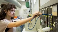 Junge Frau bei der Elektronikerausbildung