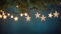 Eine leuchtende Lichtekette mit Sternen unter einem Tannenzweig auf blauem Hintergrund