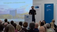 Der Professor für Migrations- und Bildungssoziologie Aladin El-Mafaalani spricht am Rednerpult auf dem jakobb vor einem Publikum über Heterogenität und Superdiversität. 