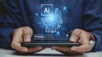 Die Hände eines Mannes halten ein Handy. Über dem Handy ist ein Hologramm einer AI und eines Prompts.