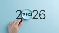 Eine Hand hält eine Lupe, die sich auf das Wort Trends innerhalb des Jahres 2026 konzentriert. 