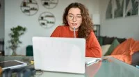 Junge Frau arbeitet am Laptop
