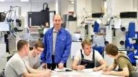 Berufsschullehrer und Azubis in der Schule