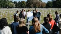 Jugendliche erinnern auf einem Friedhof in Ysselsteyn in den Niederlanden an den Deutschen Armin Dürholt