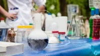 Ein Tisch mit wissenschaftlich chemischen Experimenten.