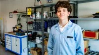 Auszubildender in der Werkstatt