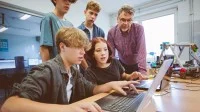 Auszubildende arbeiten am Laptop