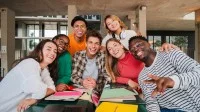 Schülerinnen und Schüler beim gemeinsamen Lernen in der Schule