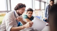 Schüler mit Arbeitsblatt