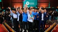 Gewinnerteam der Ferdinand-von-Steinbeis-Schule jubelt mit ihrem Preis.