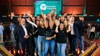 Gewinnerteam der Hans-Leipelt-Schule jubelt mit ihrem Preis. 