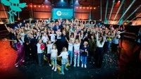 Alle Gewinner des Deutschen Schulpreises 2026 jubeln gemeinsam.