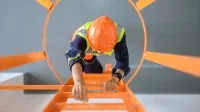 Bauarbeiter auf einer Leiter