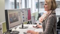 Eine Mediengestalterin Digital und Print arbeitet am Webauftritt der Stuttgarter Nachrichten.