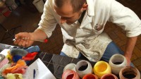 Ein Pelzveredler bereitet im Labor Färbemittel und Gerbstoffe vor.