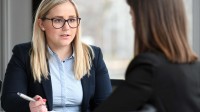 Eine Personaldienstleistungskauffrau führt ein Vorstellungsgespräch mit einer Bewerberin.