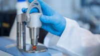 Ein Prüftechnologe Keramik überprüft die Eigenschaften eines Pulvers im Labor.