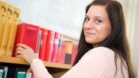 Eine Rechtsanwaltsfachangestellte findet fast alles, was sie wissen muss, im Gesetzbuch.