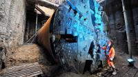 Ein Spezialtiefbauer prüft die Tunnelbaumaschine Vera nach ihrem Einsatz beim Bau der Hafencity-U-Bahn U4 in Hamburg.