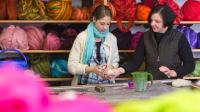 Zwei Textilgestalterinnen arbeiten in der Filzmanufaktur Retzow an farbigen Filzprodukten.