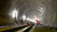 Tiefbaufacharbeiter prüfen die Gleise im Tunnel auf der Bahnstrecke Wendlingen - Ulm.