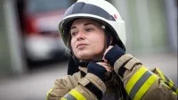 Eine Werkfeuerwehrfrau am Forschungs- und Produktionsstandort von Merck in Darmstadt ist bereit zum Einsatz.