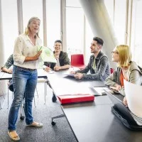 Eine Berufschulklasse mit Schülerinnen und Schülern verschiedener Herkunft