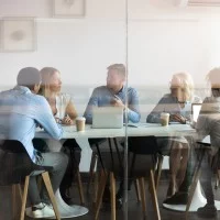 Im Team wird der aktuelle Stand des Projekts besprochen 