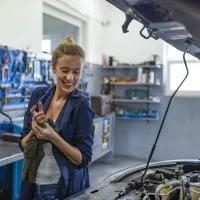 Eine Auszubildende in der Autowerkstatt