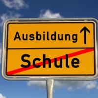 Straßenschild mit der Aufschrift Ausbildung