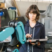 Azubi steuert Roboterarm