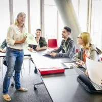 Eine Berufschulklasse mit Schülerinnen und Schülern verschiedener Herkunft.