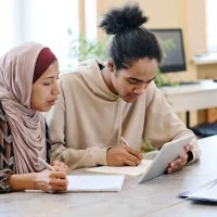 Berufsschüler mit Migrationshintergrund lernen gemeinsam