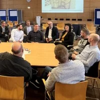 Bildungsministerin Eva Feußner im Gespräch mit Lehrkräften und Schulleitungen