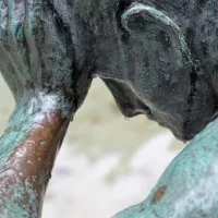 Eine Statue stützt den Kopf auf die Hand.