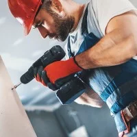 Facharbeiter mit Akkuschrauber