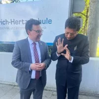 Schulleiter Andreas Hörner und Bildungsminister Deepak Kesarkar im Gespräch