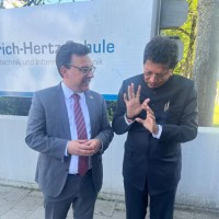 Schulleiter Andreas Hörner und Bildungsminister Deepak Kesarkar im Gespräch