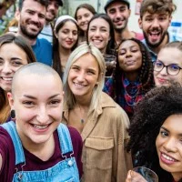 Eine Gruppe junger Erwachsener macht ein Selfie.