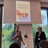 Katja Stamm vom Bundesministerium für Bildung und Forschung (BMBF) und Dr. Steffi Widera von der Virtuellen Hochschule Bayern beim OERinfo-Fachtag 2024