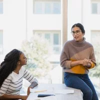 Berufsschülerinnen im Gespräch