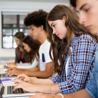 Junge Menschen arbeiten an ihrem Laptop