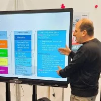 Daniel Campano zeigt, dass der Aufbau des Prompts vom Groben zum Feinen gehen soll.