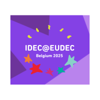 Logo IDEC@EUDEC Belgium 2025 auf lila Hintergrund