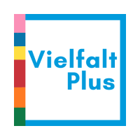 Quadratisches Logo mit buntem Streifen und Schrift Vielfalt Plus
