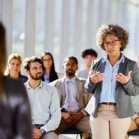 Eine Schulleitung im Gespräch mit ihrem Team