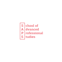 Senkrecht in rotem Kasten die Buchstaben SAPS, daneben die Ergänzung zum Text School of Advanced Professional Studies